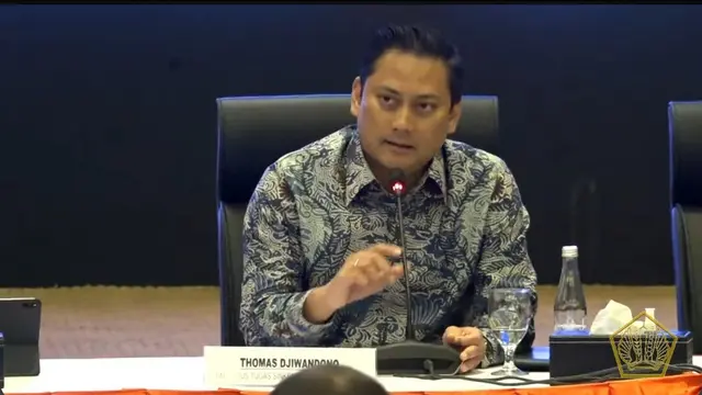 Anggota Bidang Keuangan Tim Gugus Tugas Sinkronisasi Pemerintahan, Thomas Djiwandono dalam konferensi pers di Kantor Pusat Direktorat Jenderal Pajak, Jakarta, Senin (24/6/2024). (Arief/Liputan6.com)