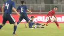 Aksi pemain Timnas Indonesia U-19, Syahrian Abimanyu saat berebut bola dengan pemain Jepang U-19 pada laga uji coba di Stadion Utama GBK, (24/3/2018). Indonesia U-19 Kalah 1-4. (Bola.com/Nicklas Hanoatubun)