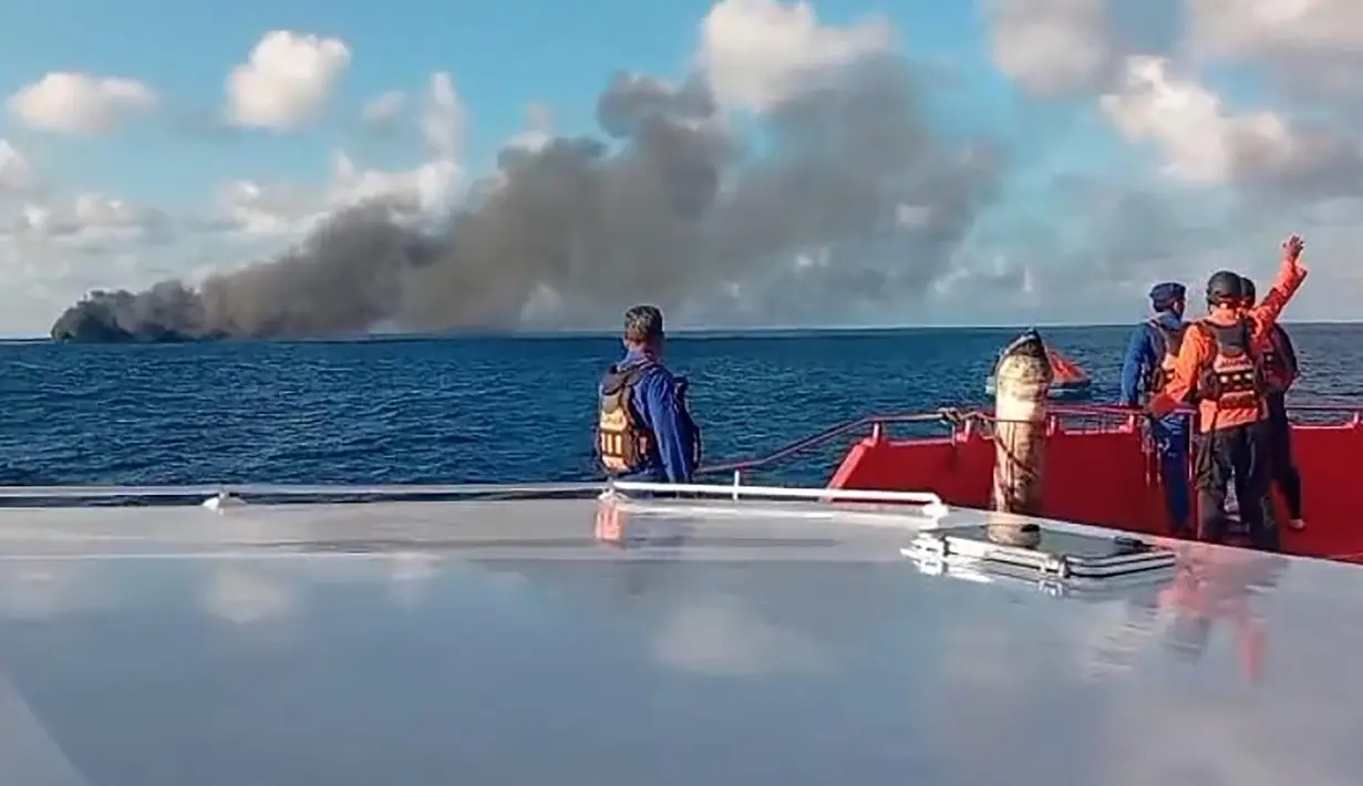 Kapal feri Putri Yasmin yang terbakar di Perairan Sekotong, Lombok, NTB,  Rabu, 12 Agustus 2026. (Basarnas)