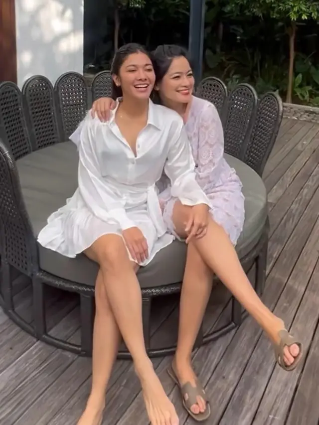 6 Beda Gaya Titi Kamal dan Naysila Mirdad Liburan Bareng ke Bali dengan Outfit Santai