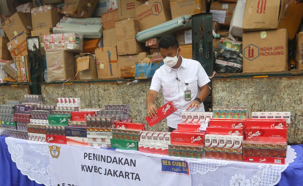 Menko Polkam Budi Gunawan dan Menkeu Sri Mulyani musnahkan barang penyelundupan