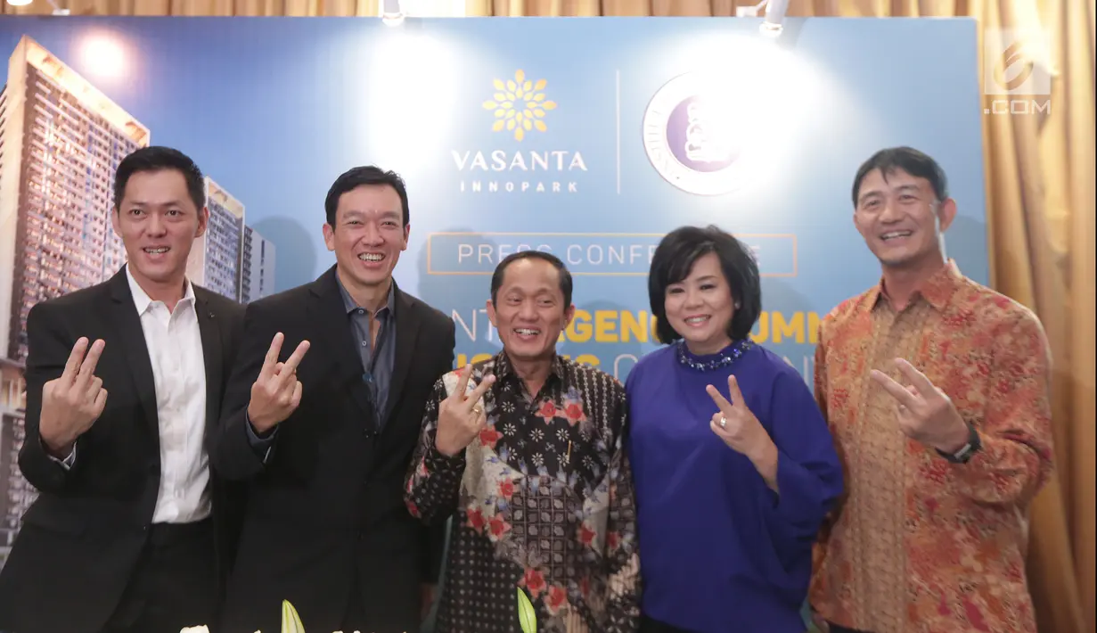 Rektor ITB, Prof Dr Ir Kadarsyah Suryadi, Presdir PT Sirius Surya Sentosa (SSS) , berserta jajaran Direksi dan Komisaris mengacungkan jempol usai jumpa pers pembangunan Kawasan Vasanta Innopark di Jakarta, Kamis (27/07). (Liputan6.com/Pool)