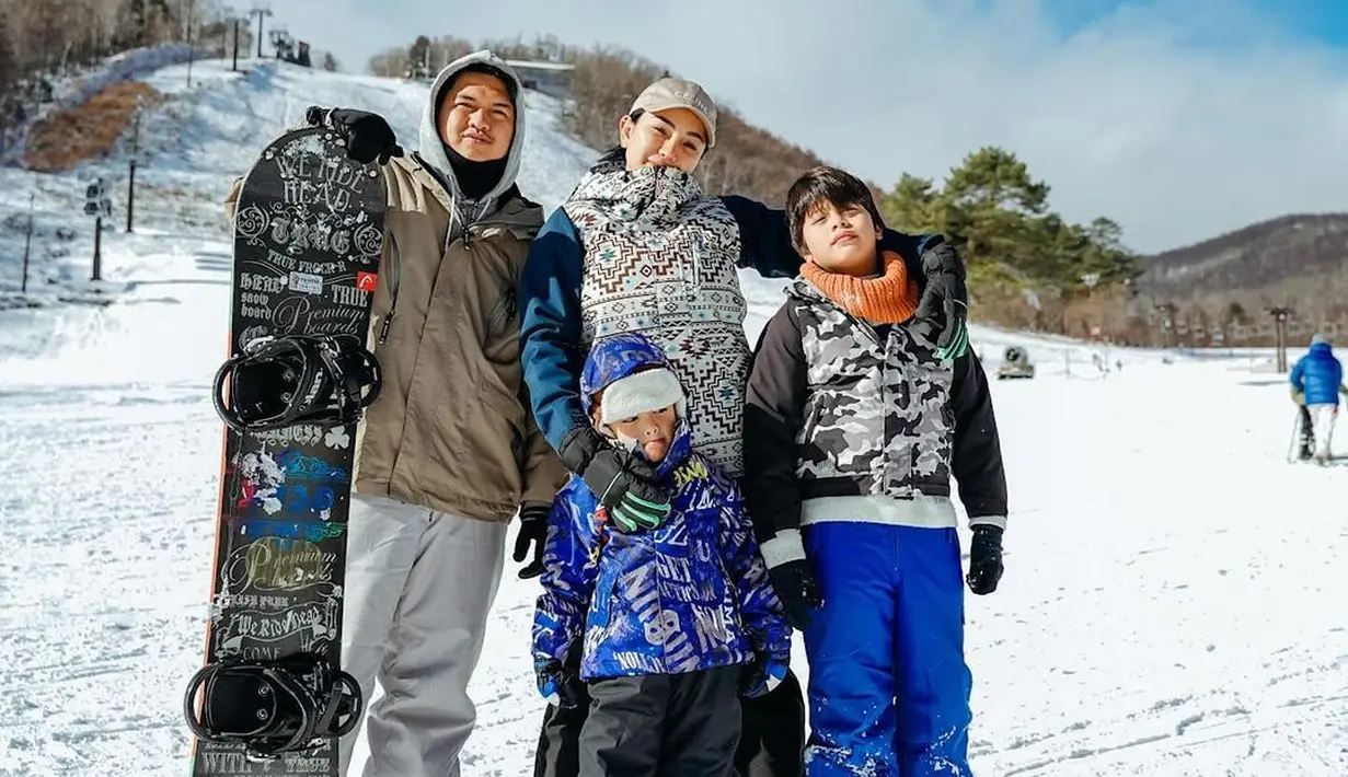 Lihat kebersamaan Nikita Mirzani bersama buah hatinya di Jepang. Bermain salju, Nikita dan kedua buah hatinya mengenakan outfit musim dingin yang ramai dan colorful. [Foto: Instagram/nikitamirzanimawardi_172]