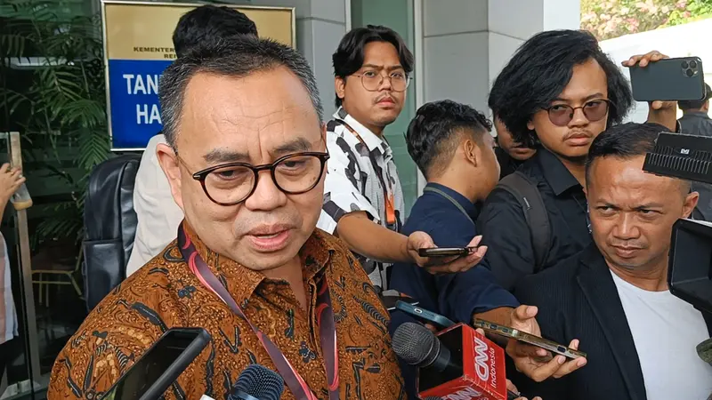 Mantan Menteri ESDM Sudirman Said usai mengikuti tes tertulis calon pimpinan (capim) Komisi Pemberantasan Korupsi (KPK) di Pusdiklat Kemensetneg, Jakarta Selatan, Rabu (31/7/2024). (Merdeka.com/Rahmat Baihaqi)