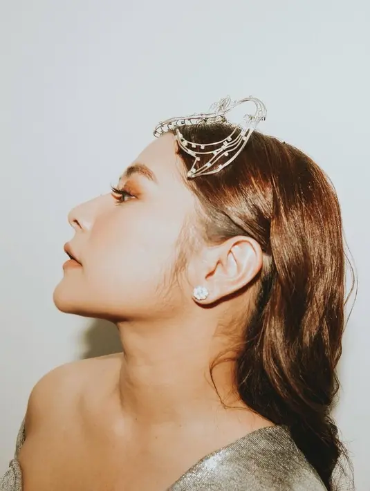 Sutradara film Ku Kira Kau Rumah ini sangat antusias saat mengenakan pakaian yang membuatnya tampil ala Putri Kerajaan, selalu menawan. (Liputan6.com/IG/@prillylatuconsina96).