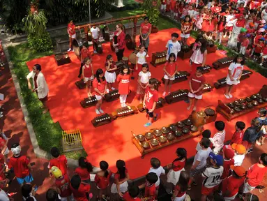 Ratusan siswa menyanyikan lagu Kemerdekaan Indonesia di pelataran Jakarta Intercultural School (JIS) Pattimura, Jakarta, Rabu (24/8). Peringatan HUT RI dimeriahkan oleh siswa JIS dengan mengadakan sejumlah perlombaan. (Liputan6.com/Gempur M Surya)