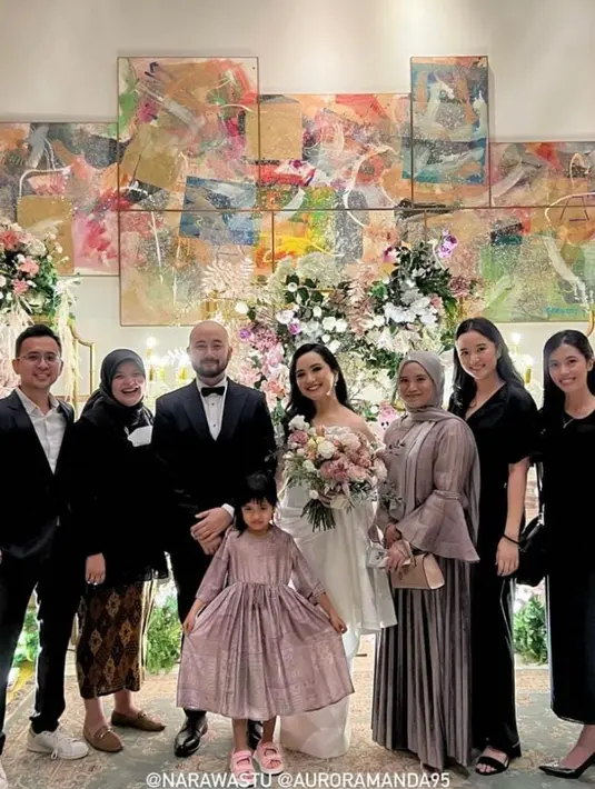 Rachel tampil cantik dan memesona dengan gaun berwarna putih. Sedangkan Nara tampil gagah dengan kemeja putih dan jas hitam. [instagram/karinamecca]