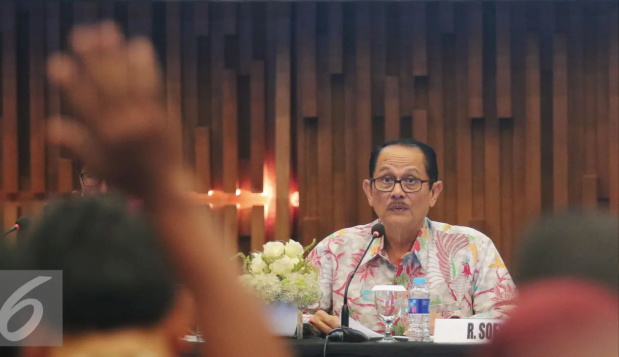 Komisaris Utama Raden Soeyono saat RUPST 2016 PT Surya Citra Media Tbk di SCTV Tower, Jakarta, Rabu (18/5). RUPST tersebut membahas Laporan Keuangan dan Penetapan Penggunaan Keuangan. (Liputan6.com/Angga Yuniar)