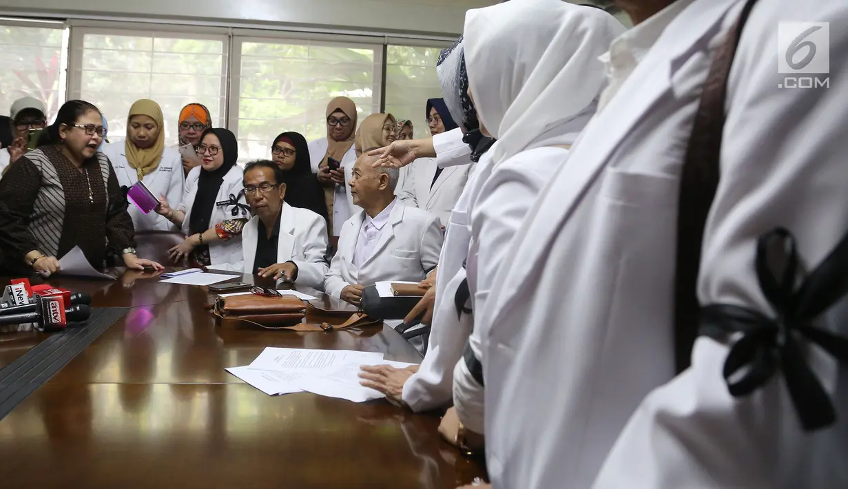 Pengacara Elza Syarief (kiri) bersama Komunitas Kesehatan Peduli Bangsa saat akan memberi keterangan pers terkait banyaknya petugas KPPS, Panwaslu, dan polisi yang meninggal saat Pemilu 2019 di Jakarta, Kamis (9/5/2019). Sebanyak 554 anggota KPPS gugur dalam Pemilu 2019.(Liputan6.com/HermanZakharia)