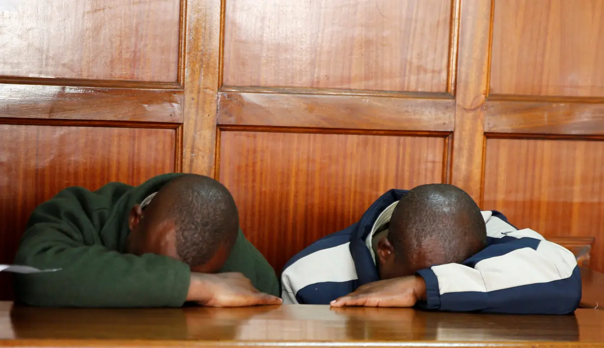 Pengusaha Samuel Kamau Karanja (kanan) dan saudaranya Henry Muiruri Karanja pemilik Apartemen 6 lantai di Nairobi yang ambruk saat memberikan keterangan di pengadilan Magistrates Court di Milimani , Nairobi , Kenya (3/5/2016). (REUTERS / Thomas Mukoya)
