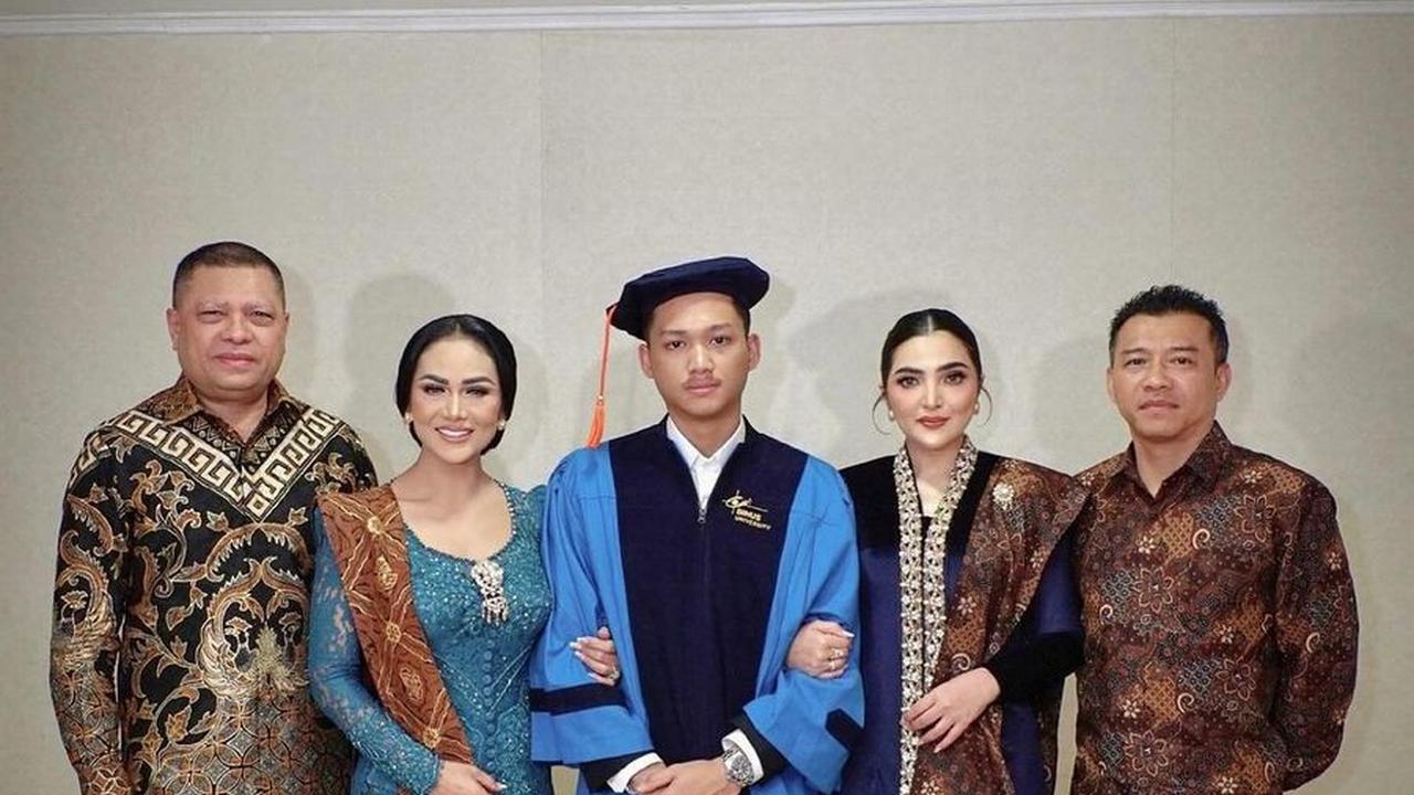 "Selamat melanjutkan study S2 politik kakak jiel sayang, doa kami untukmu. Please take care selama di Surabaya ya sayang nanti mimi mampir mampir ya," tulis KD pada awal September lalu.