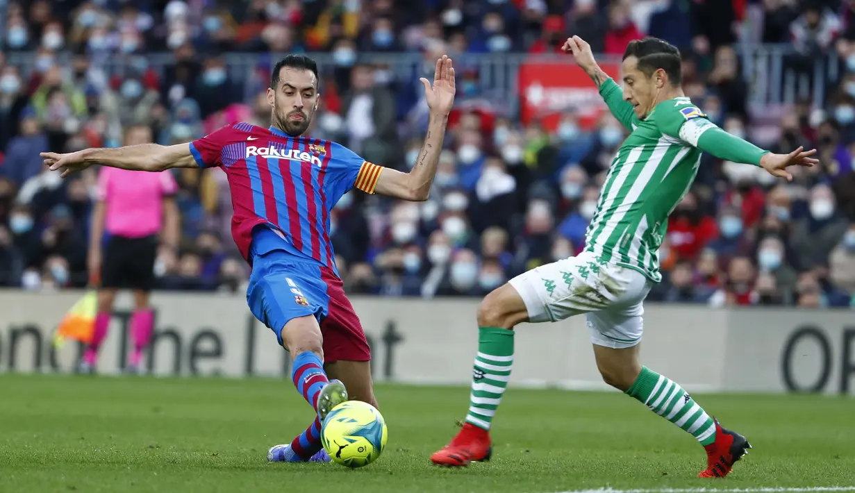 Atas kekalahan perdananya tersebut, pelatih yang diboyong dari Qatar itu ingin Sergio Busquets dan kawan-kawan bermain lebih agresif dan menuntut anak asuhnya berjuang layaknya bertanding di laga final saat menghadapi klub mana pun. (AP/Joan Monfort)