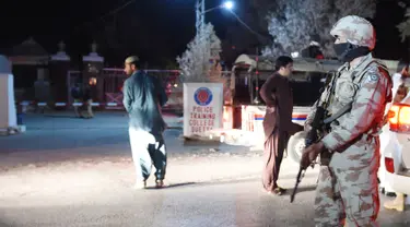 Tentara Pakistan berjaga dengan senjata lengkap di Akademi Polisi Balochistan, Quetta, Senin (24/10). Gerilyawan melakukan serangan di tempat tersebut yang mengakibatkan sedikitnya 59 orang tewas dan 117 luka parah. (AFP/Banaras Khan)