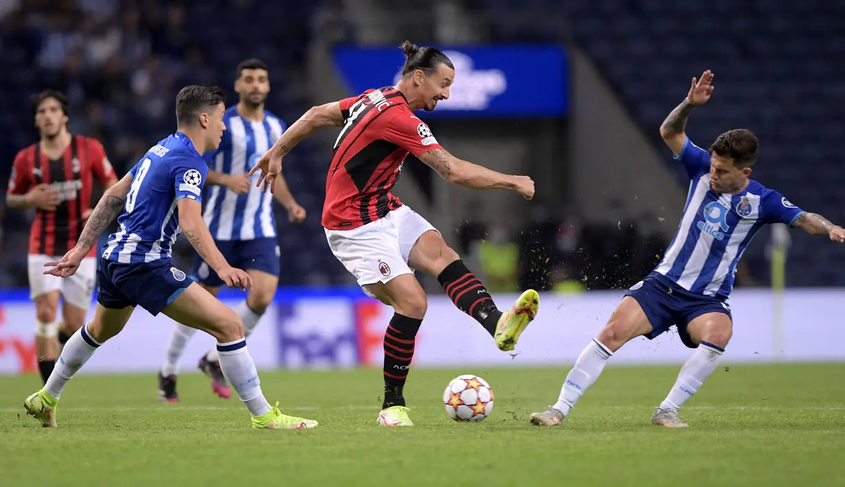 AC Milan berusaha keras untuk menyamakan kedudukan di sisa waktu pertandingan. Sayangnya, upaya mereka tak berhasil hingga peluit panjang akhir pertandingan. AC Milan kalah 0-1 dari FC Porto. (AFP/Fernando Veludo)