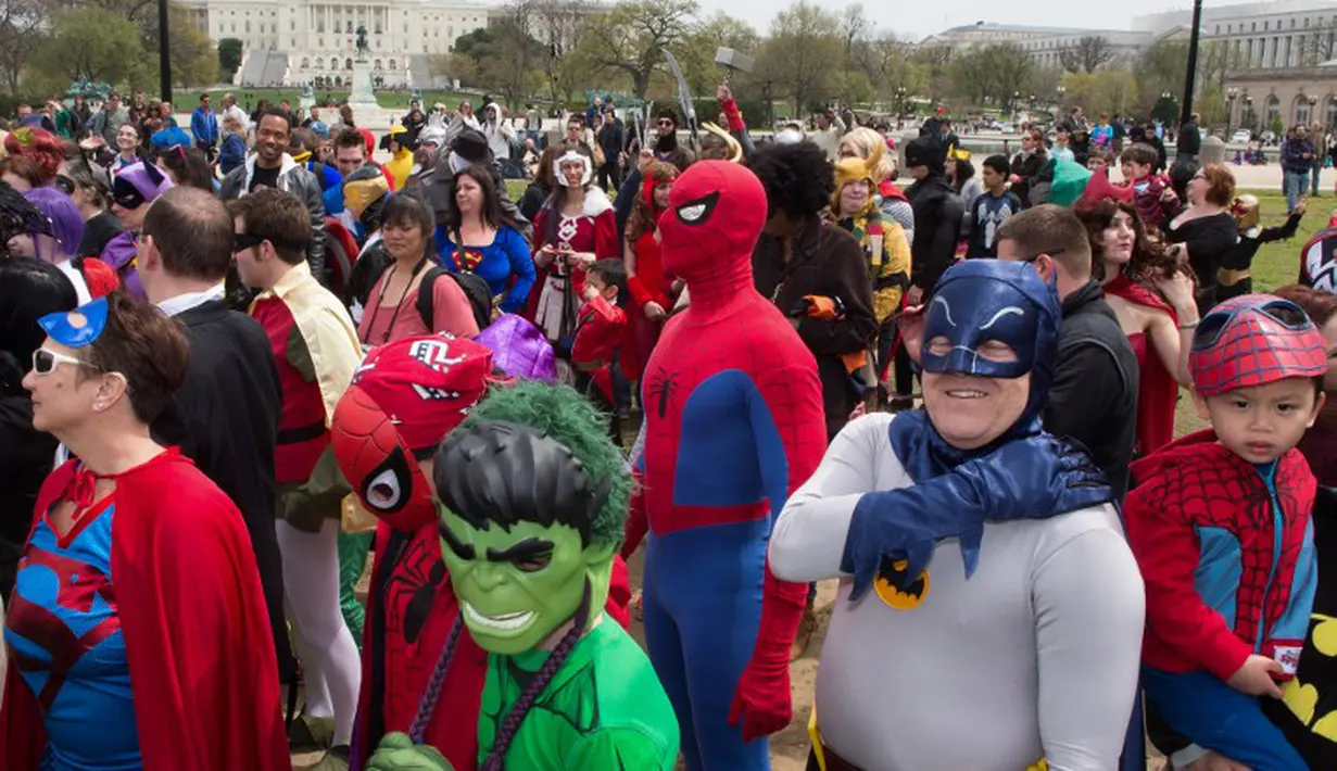 Mereka berkumpul untuk memecahkan rekor dunia untuk karakter buku komik terbanyak dunia, Washington DC, Jumat (18/4/2014) (AFP Photo/Paul J. Ricards).