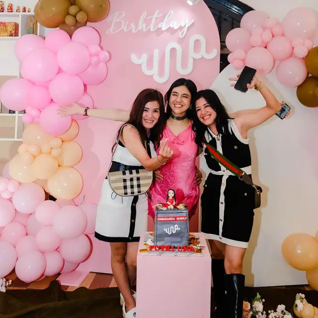 Genap Berusia 35 Tahun, Ini 7 Potret DJ Una Tampil Menawan Saat Pakai Dress