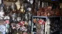 Kita bisa mendapatkan buah tangan unik yaitu seni kerajinan khas Bali yang dijual di pasar seni berusia puluhan tahun.