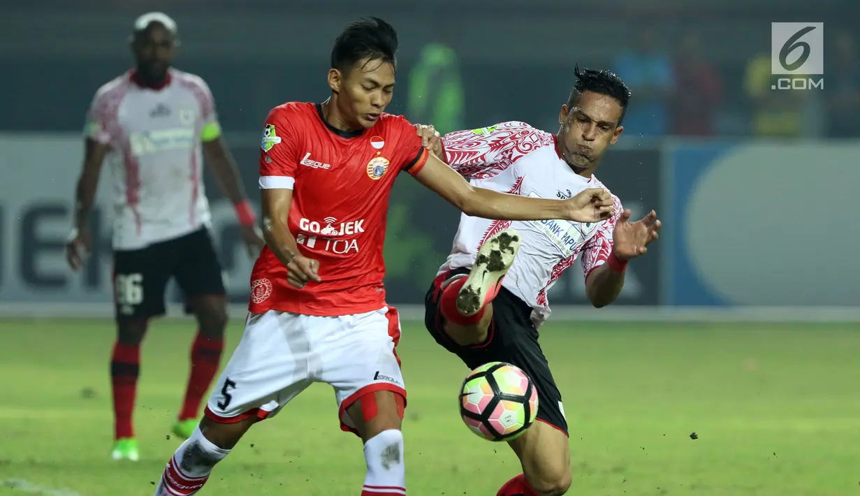  Bek Persija, Vava Mario Yagalo (tengah) berebut bola dengan pemain Persipura Addison Alves saat lanjutan Liga 1 Indonesia di Stadion Patriot Candra Bhaga, Bekasi, Sabtu (8/7). Persija ditahan imbang 1-1 oleh Persipura. (Liputan6.com/Helmi Fithriansyah)