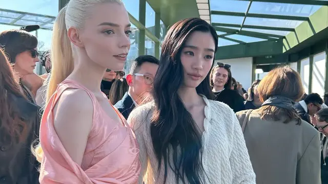 Bukan Tas Dior, Anya Taylor Joy Justru Menjinjing Bunga Mawar Saat Hadiri Paris Fashion Week