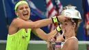 Bethanie Mattek-Sands (kanan) dan Lucie Safarova merayakan kemenangan usai menjuarai Ganda Putri AS Terbuka 2016 di USTA Billie Jean King National Tennis Center, New York, (11/9/2016). (AFP/ Timothy A. Clary)