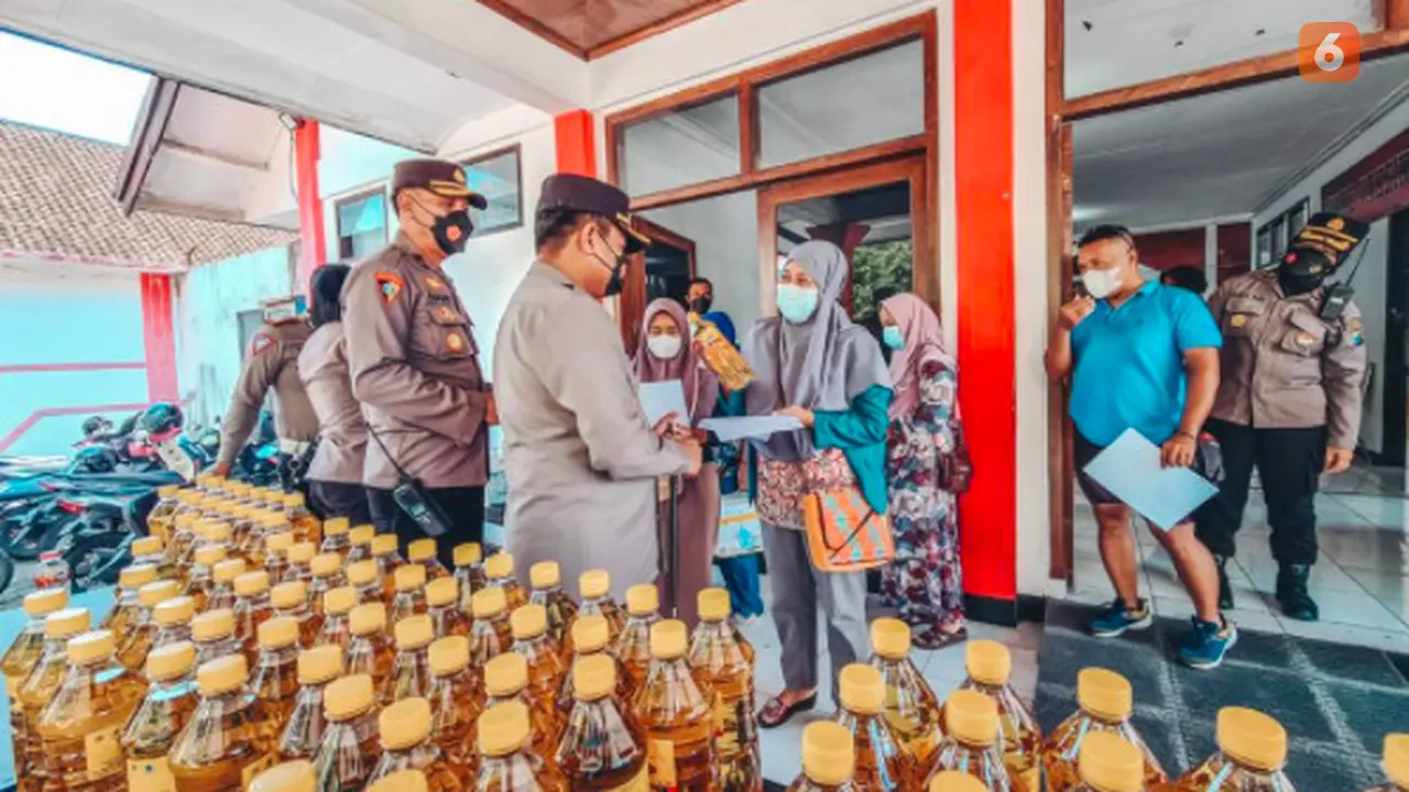 Vaksinasi berhadiah minyak goreng Polresta Blitar (Liputan6.com/Dok: Polresta Blitar)