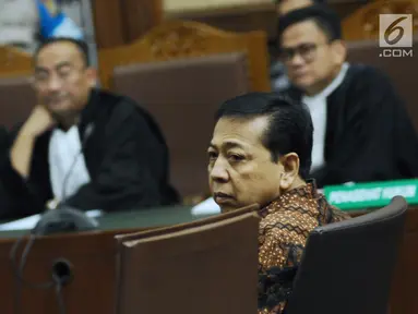 Terdakwa dugaan korupsi proyek E-KTP Setya Novanto menyimak pembacaan tanggapan eksepsi dakwaan pada sidang lanjutan di Pengadilan Tipikor, Jakarta, Kamis (28/12). Sidang mendengar tanggapan eksepsi dakwaan JPU. (Liputan6.com/Helmi Fithriansyah)