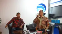 Dirjen Aptika Kementerian Komunikasi dan Informatika, Semuel Abrijani Pangerapan (kanan) memberikan konferensi pers usai bertemu perwakilan Facebook untuk membahas penanganan hoax di Indonesia, Selasa (14/2/2017). (Liputan6.com/Agustin Setyo Wardani)