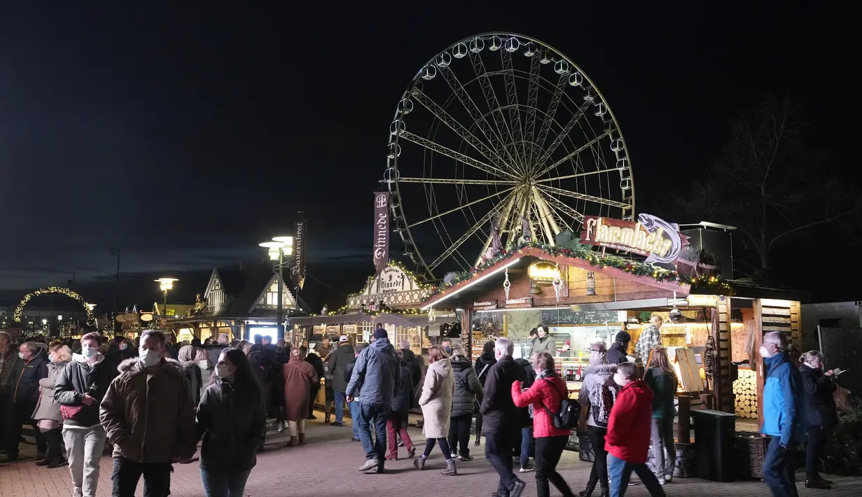 Orang-orang mengunjungi pembukaan pasar Natal besar di pusat perbelanjaan Westfield Centro di Oberhausen, Jerman, Jumat (12/11/2021).  Beberapa pasar Natal hanya mengizinkan pengunjung yang divaksinasi dan pulih atau diuji karena pandemi coronavirus. (AP Photo/Martin Meissner)