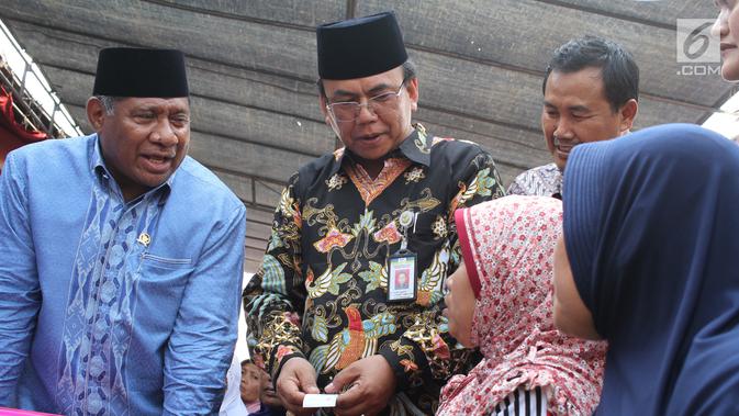 Ketua Komisi VIII DPR, M Ali Taher, didampingi Dirjen Perlindungan dan Jaminan Sosial, Harry Hikmat berbincang dengan warga saat proses pencairan dana Program Keluarga Harapan (PKH) di Desa Cikuya Kabupaten Tanggerang, Jumat (28/9). (Liputan6.com/HO/Agus)