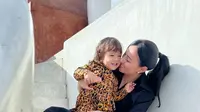 Cerita Asmirandah Batasi Screen Time Anak, Lebih Sering Ajak Chloe Wattimena Main Bareng di Rumah