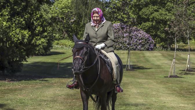 Ratu Elizabeth menunggangi kuda di kompleks istana setelah masa lockdown. (Steve Parsons/Pool via AP)