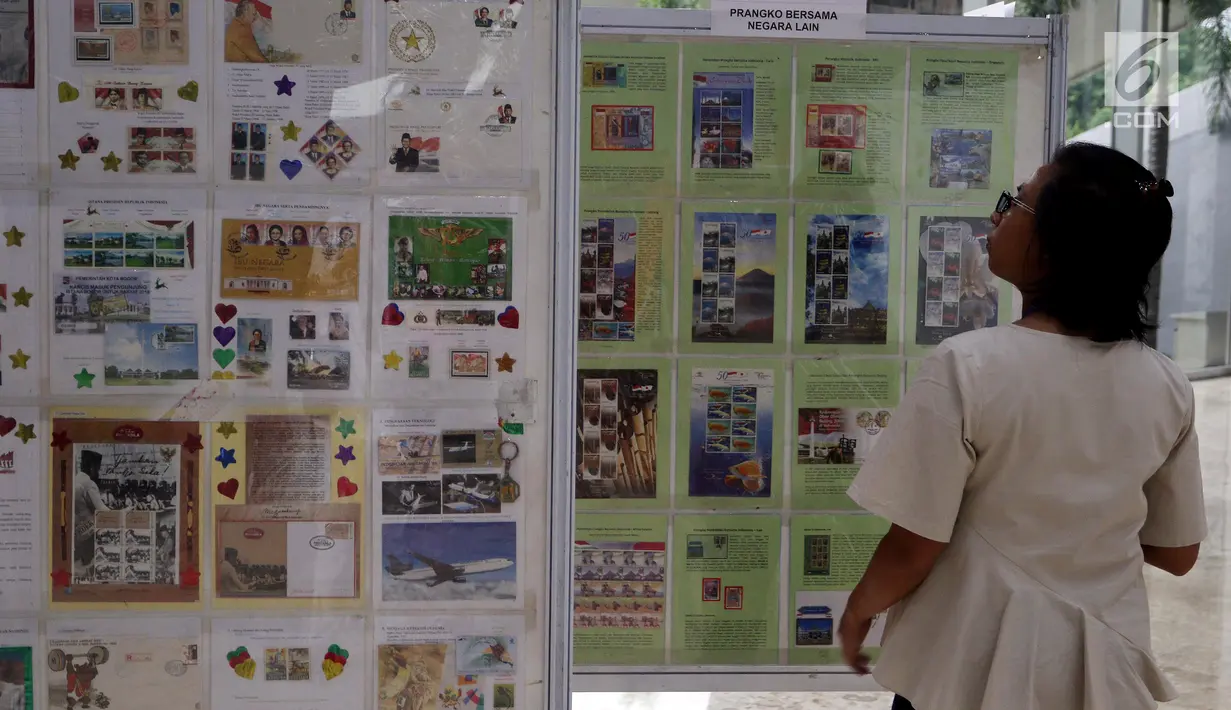 Pengunjung melihat pameran Filateli (Perangko) di Gedung MPR/DPR, Senayan, Jakarta, Selasa (6/11). Pameran ini  di Gelar oleh DPR dalam rangka Peringatan Hari Pahlawan. (Liputan6.com/Johan Tallo)