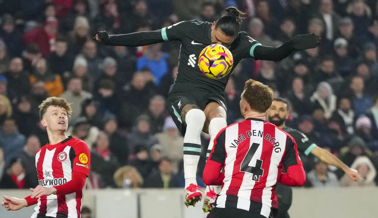 Pemain Liverpool, Darwin Nunez menyudul bola dalam laga lanjutan Liga Inggris 2024/2025 melawan Brentford di Gtech Community Stadium, London, Inggris, Minggu (19/01/2025) WIB. (AP Photo/Kirsty Wigglesworth)
