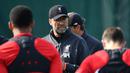 Manajer Liverpool Jurgen Klopp memimpin sesi latihan di Kompleks Melwood, Liverpool, Inggris, Senin (16/9/2019). Liverpool akan menghadapi Napoli pada laga perdana Grup E Liga Champions 2019-2020. (Paul ELLIS/AFP)