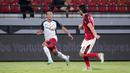Pemain Persija Jakarta, Raka Cahyana Rizky (kiri) mengontrol bola dibayangi pemain Bali United, Brandon James Wilson pada laga lanjutan Grup B Piala Presiden 2024 di Stadion I Wayan Dipta, Bali, Jumat (26/07/2024). (Dok. Persija Jakarta)