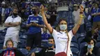 Suporter wanita Chelsea berada di tribun menunggu dimulainya pertandingan final Liga Champions antara Manchester City dan Chelsea di Stadion Dragao di Porto, Portugal, Sabtu (29/5/2021). (Pierre Philippe Marcou / Pool via AP)