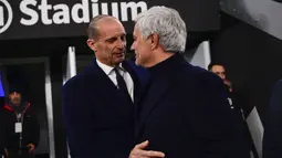 Pelatih Juventus, Massimiliano Allegri (kiri) dan pelatih AS Roma, Jose Mourinho saling berpelukan sebelum dimulainya laga pekan ke-18 Serie A Liga Italia 2023/2024 di Allianz Stadium, Turin, Sabtu (30/12/2023) malam waktu setempat. (LaPresse via AP Photo/Marco Alpozzi)