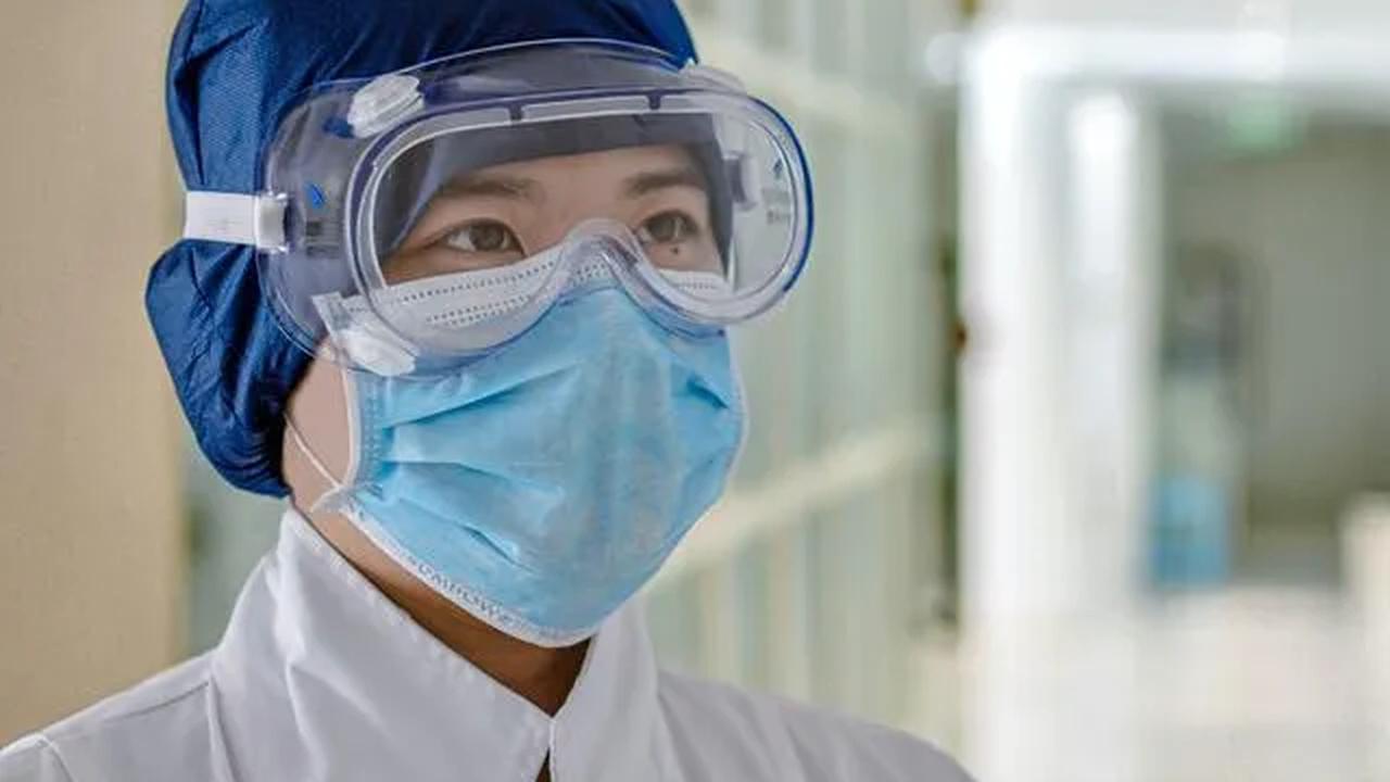 Hal krusial lainnya yang perlu mendapat perhatian, lanjut John, yakni kurangnya dokter spesialis di Tanah Air sehingga membuat masih banyak masyarakat Indonesia berobat ke luar negeri.
