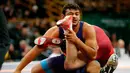 Deepak Punia dari India saat bertanding melawan Hayden Zillmer dari Amerik Serikat selama pertandingan gulat 92 kilogram di Freestyle Wrestling World Cup di Iowa City, Iowa (8/4). (AP Photo/Charlie Neibergall)