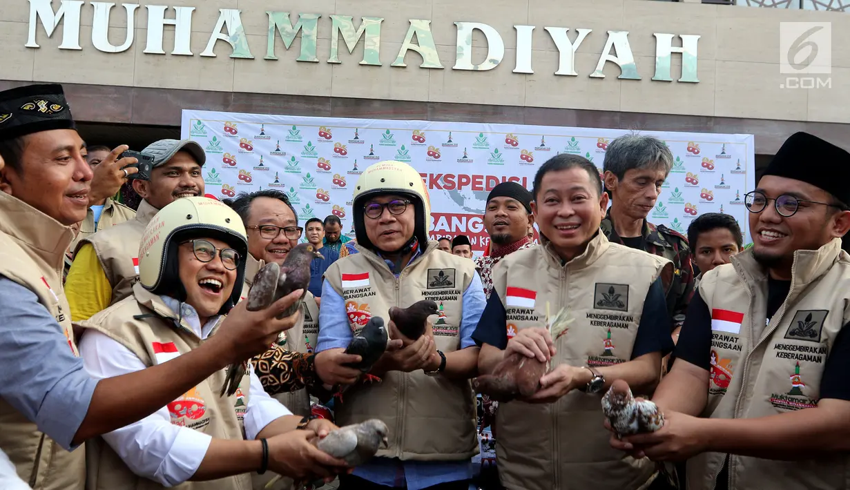 Ketua MPR Zulkifli Hasan, Menteri ESDM Ignasius Jonan, Wakil Ketua MPR Muhaimin Iskandar dan Ketua Pemuda Muhammadiyah Dahnil Anzar Simanjuntak saat acara Milad 86 Tahun Pemuda Muhammadiyah, Jakarta, Sabtu (5/5). (Liputan6.com/Johan Tallo)