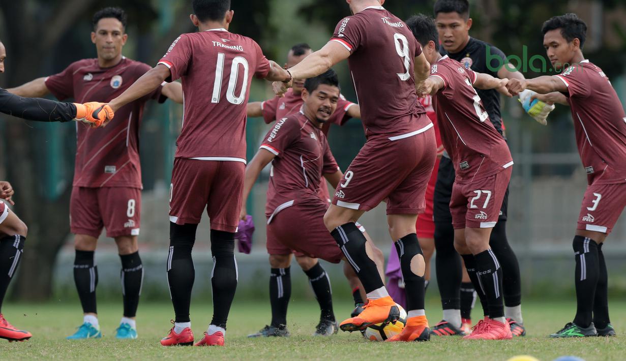 Bambang Pamungkas (tengah) berusaha merebut bola saat latihan jelang Piala AFC 2018 di Lapangan ABC, Senayan, Jakarta, (13/3/2018). Persija akan melawan Song Lam Nghe An FC. (Bola.com/Nick Hanoatubun)