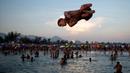 Warga di Rio de Janeiro dan Sao Paulo berbondong-bondong memadati pantai untuk mendinginkan badan. (TERCIO TEIXEIRA/AFP)