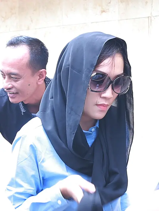 "Kangen-kangenan lah, sayang-sayangan. Dia jauh lebih baik dari sebelumnya, apalagi lihat suami saya yang tegar ini," ungkap Diana Limbong saat dijumpai di Polda Metro Jaya, Senin (30/11/2015). (Galih W. Satria/Bintang.com)