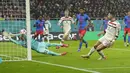 Pemain Manchester United, Diogo Dalot mencetak gol ke gawang FCBS dalam laga lanjutan Liga Europa 2024/2025 di National Arena Stadium, Bucharest, Romania, Jumat (31/01/2025). (AP Photo/Andreea Alexandru)