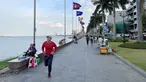 Warga beraktivitas di kawasan Tonle Sap, Phnom Penh, Kamboja, Kamis (11/05/2023). Tonle Sap merupakan danau air tawar terbesar di Asia Tenggara. (Bola.com/Gregah Nurikhsani)