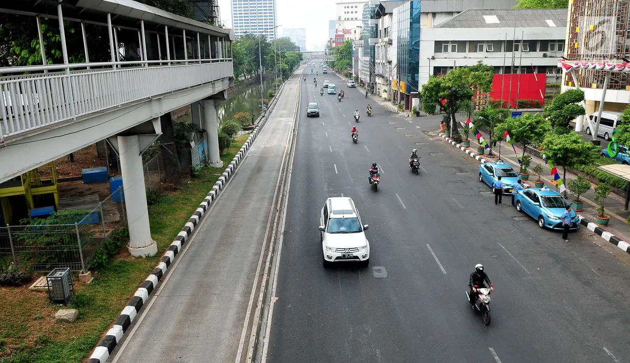 Sejumlah kendaraan melintas di kawasan Glodok Kota, Jakarta, Jumat (1/9). Sesuai ketetepan pemerintah Hari Raya Idul Adha 1438 H pada hari ini merupakan hari libur Nasional dan sejumlah Toko elektronik di Glodok memilih tutup. (Liputan6.com/Helmi Afandi)