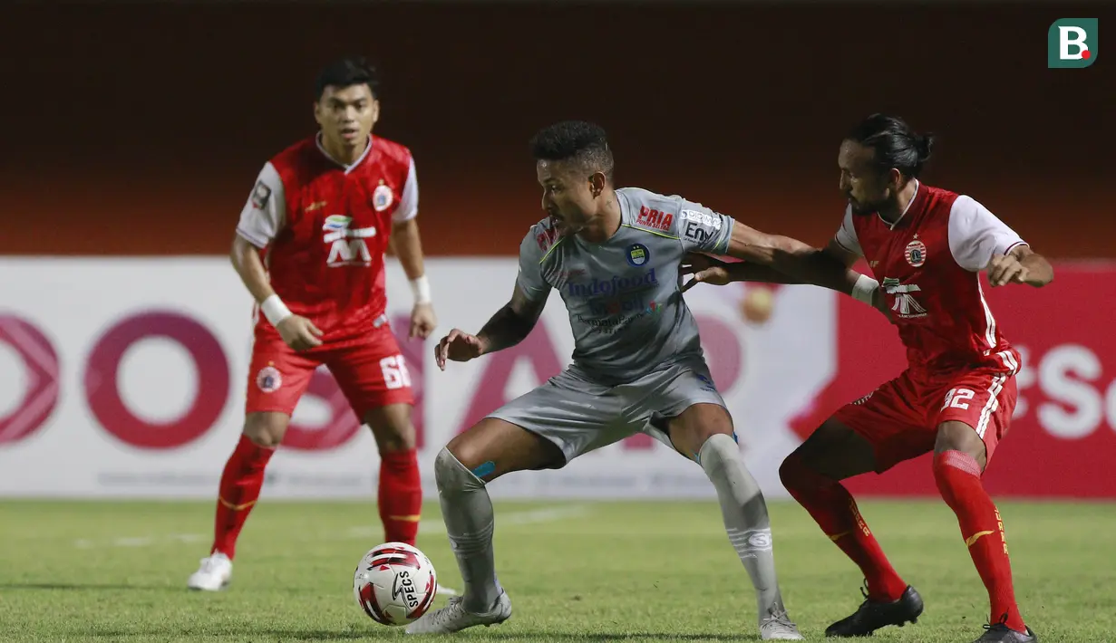Gelandang Persija Jakarta, Rohit Chand (kanan) berebut bola dengan striker Persib Bandung, Wander Luiz dalam laga leg pertama final Piala Menpora 2021 di Stadion Maguwoharjo, Sleman, Kamis (22/4/2021). Persija menang 2-0. (Bola.com/M Iqbal Ichsan)