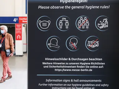 Pengunjung melewati papan bertuliskan instruksi kebersihan di sebuah area ekshibisi dalam pameran IFA 2020 di ibu kota Jerman, 3 September 2020. Pameran perdagangan teknologi itu dibuka di Berlin dengan skala yang diperkecil akibat krisis virus corona yang masih berlangsung (Xinhua/Shan Yuqi)