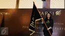 Ketua Umum Parfi 56, Marcella Zalianti membawa bendera PARFI 56 pada acara pengukuhan dan pelantikan pengurus besar PARFI 56, di Jakarta, Senin (24/10). Pengukuhan dan pelantikan pengurus besar mengusung tema Action. (Liputan6.com/Herman Zakharia)