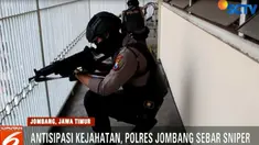 Para penembak jitu ditempatkan di lokasi yang tidak biasa, seperti di atas loteng atau atap pertokoan pusat perbelanjaan.